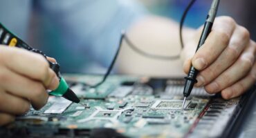 verificando-a-corrente-na-placa-de-circuito-do-laptop_1098-13759 verificando-a-corrente-na-placa-de-circuito-do-laptop_1098-13759